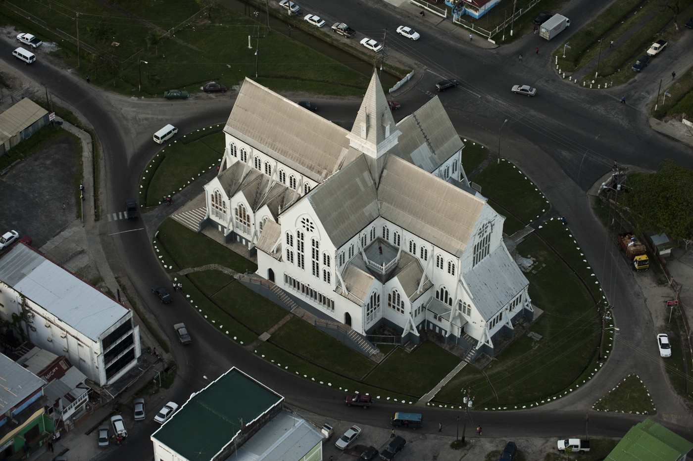 Luftaufnahme der St George's Kathedrale, ganz aus Holz erbaut, in Georgetown, der Hauptstadt von Guyana.