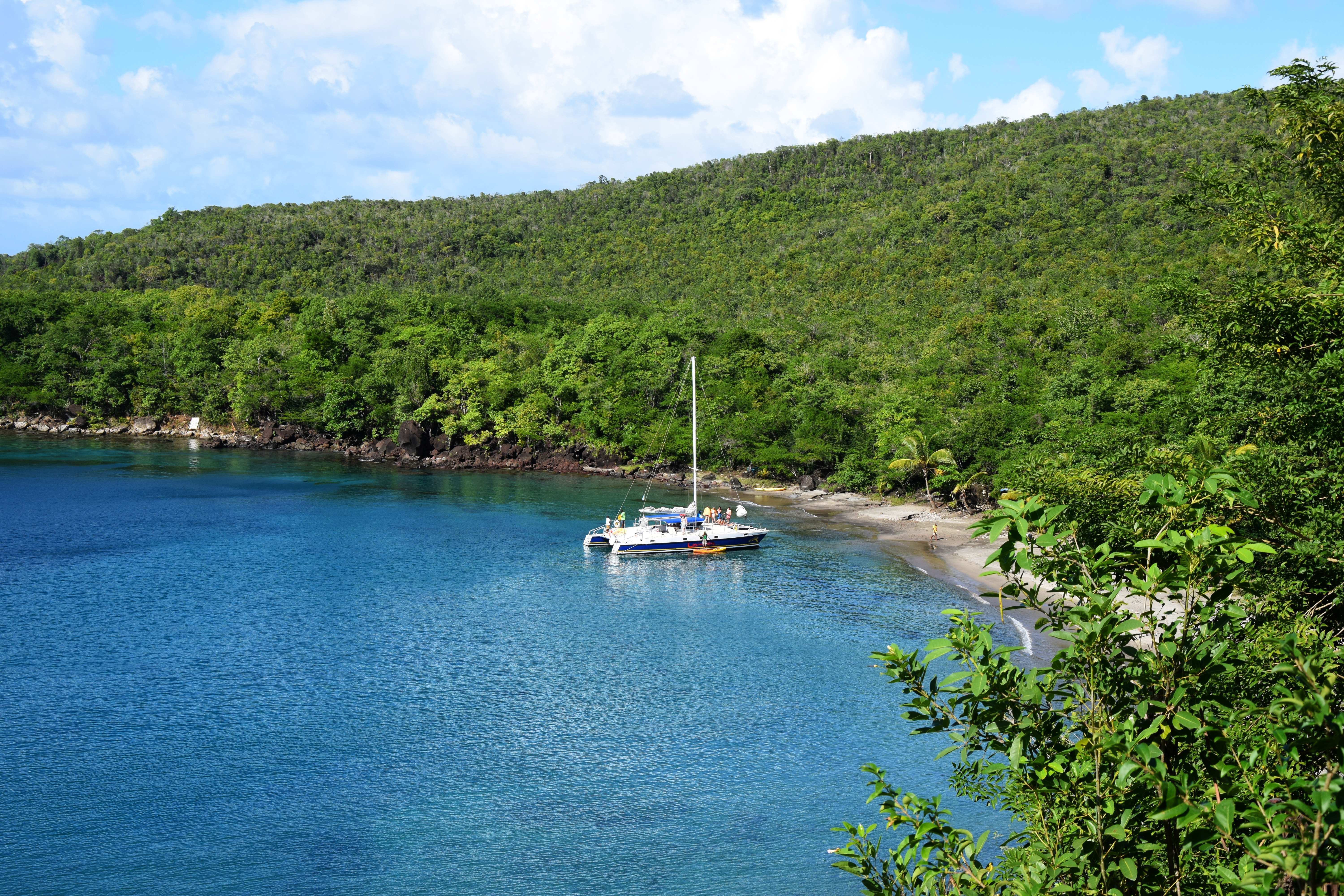 Katamaran liegt in der einsamen Bucht des Anse Cochon, Insel Saint Lucia