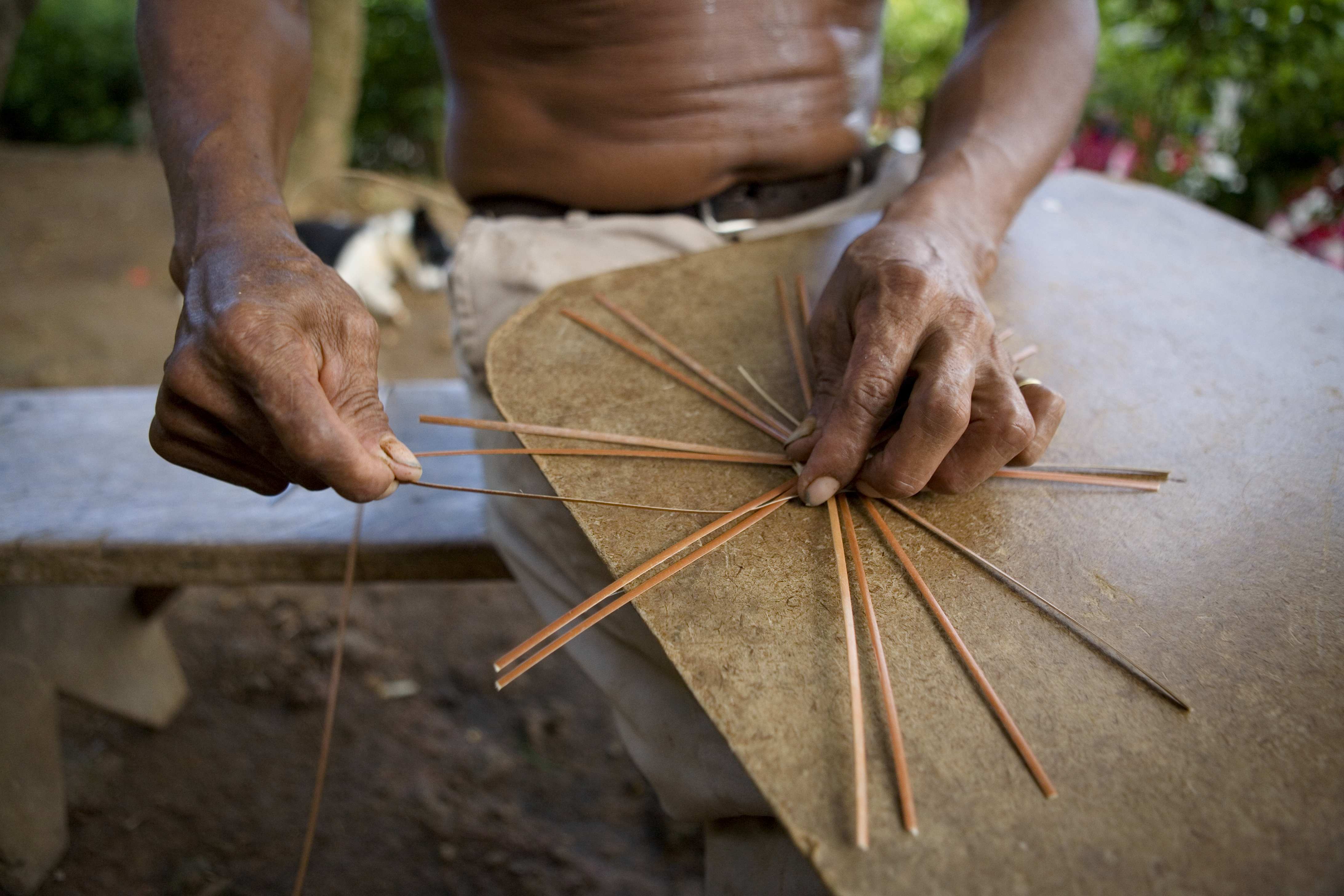 Kalinago Indianer bauen ein traditionelles Kanu