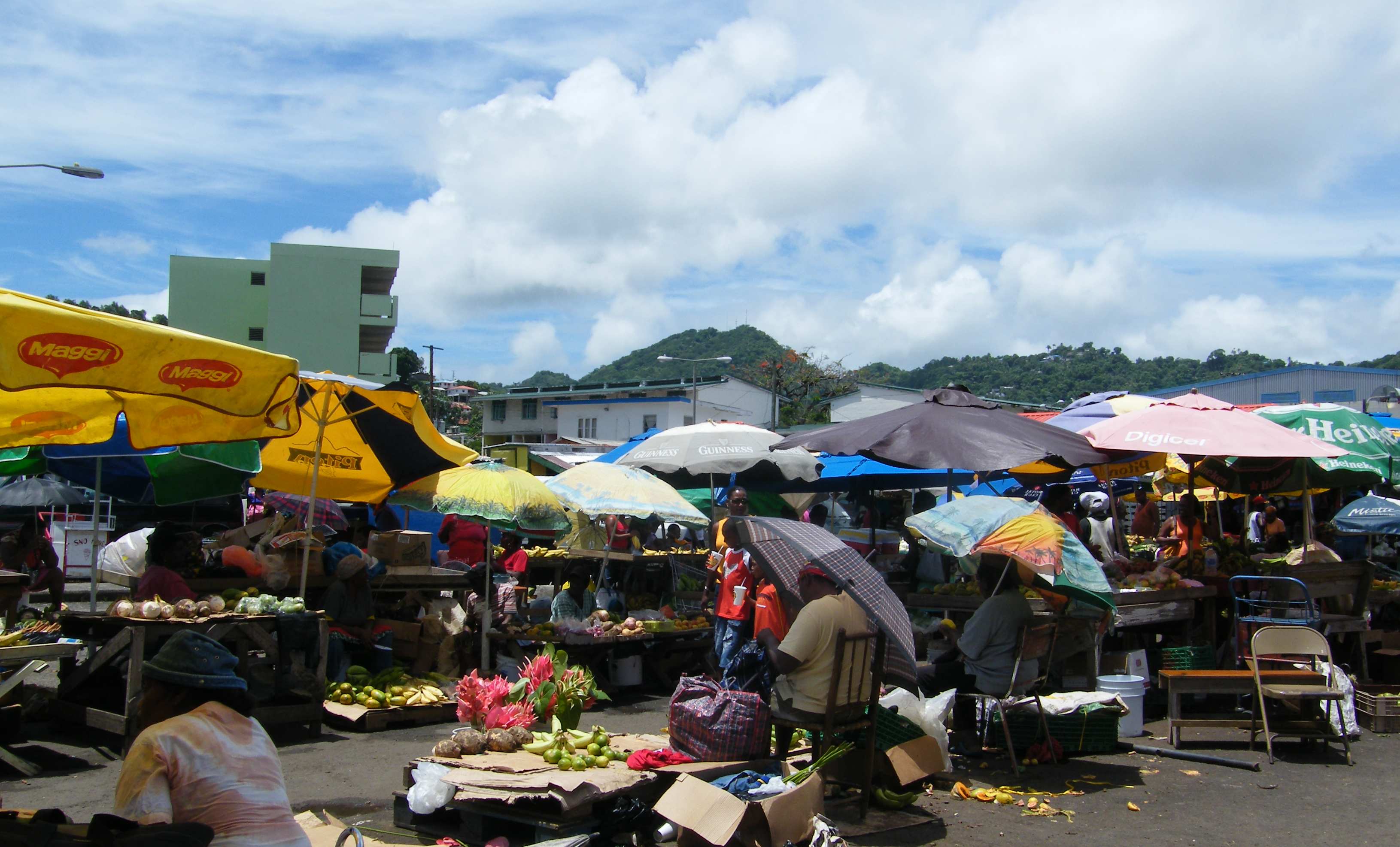 Quirliger bunter Markt in Castries, Insel St. Lucia