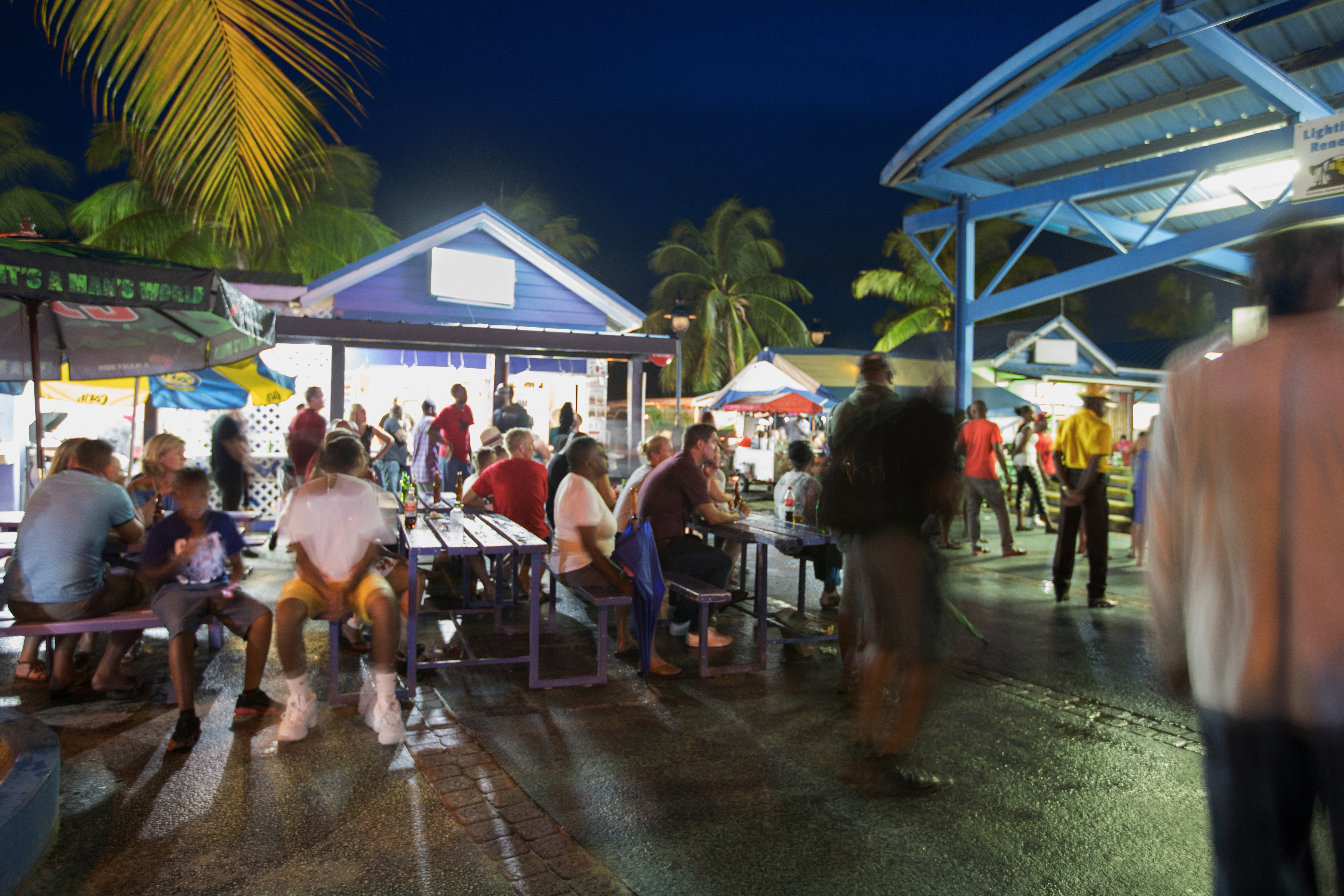 In Oistins findet jeden Freitag abend der Fish Fry statt, eine karibische Party, bei der sich Locals und Touristen treffen. Man kann viele leckere Fischgerichte probieren, karibische Musik hören und tanzen. Der Besuch lohnt sich.