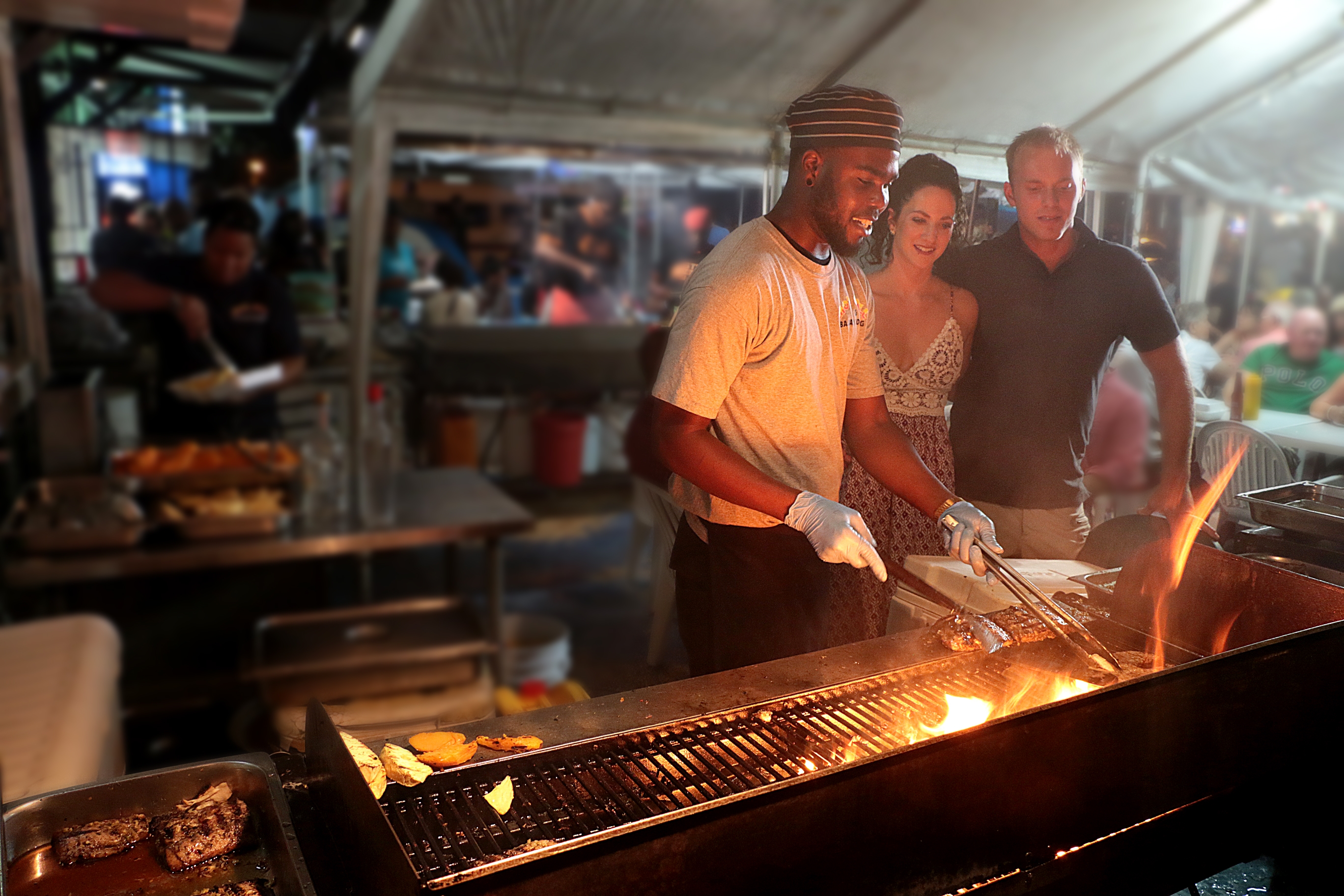 In Oistins findet jeden Freitag abend der Fish Fry statt, eine karibische Party, bei der sich Locals und Touristen treffen. Man kann viele leckere Fischgerichte probieren, karibische Musik hören und tanzen. Der Besuch lohnt sich.
