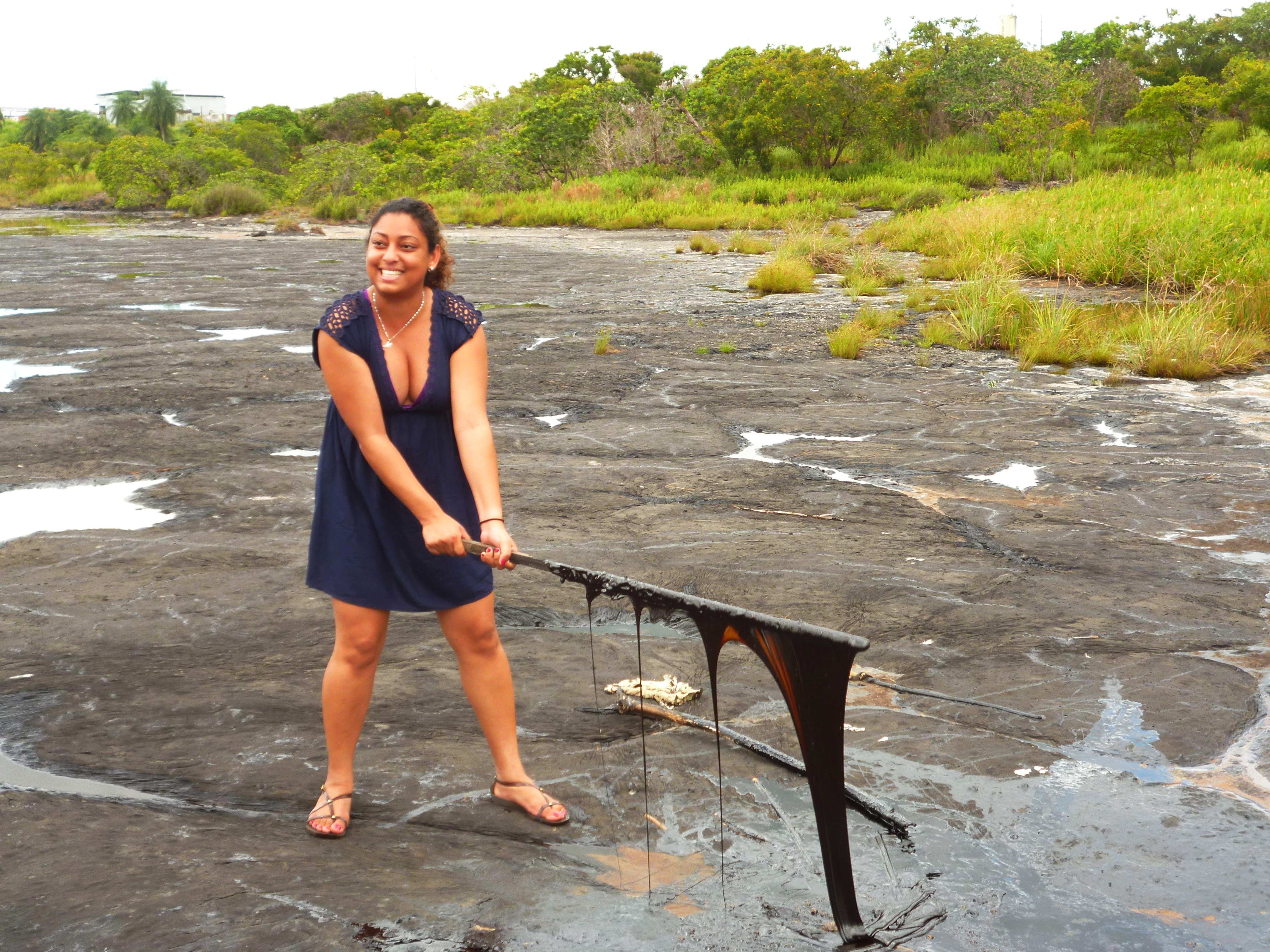 Flüssiger Asphalt auf dem natürlichen Asphaltsee, Insel Trinidad