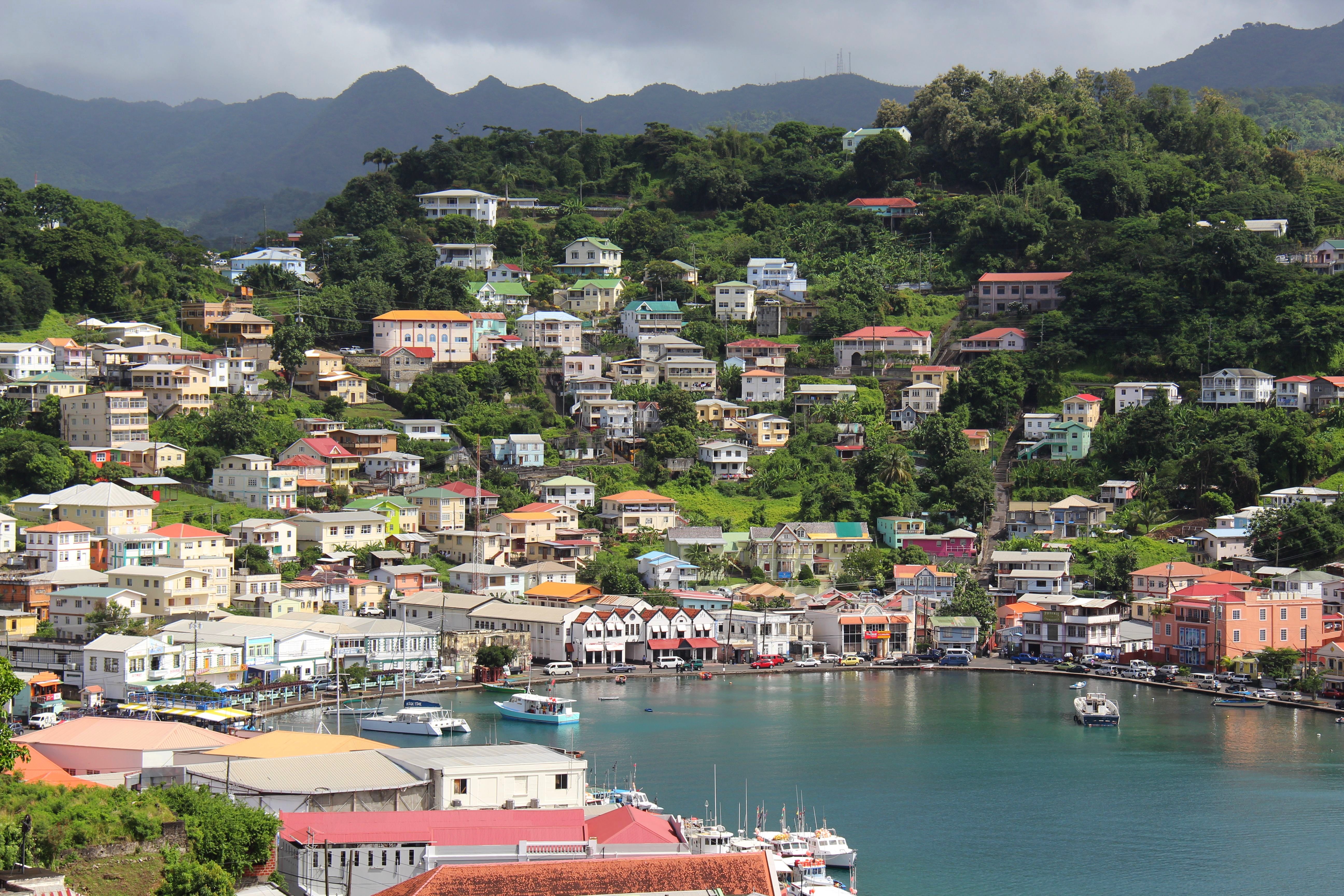 St. Georges, Hauptstadt Grenadas und wohl schönste Stadt der Karibik