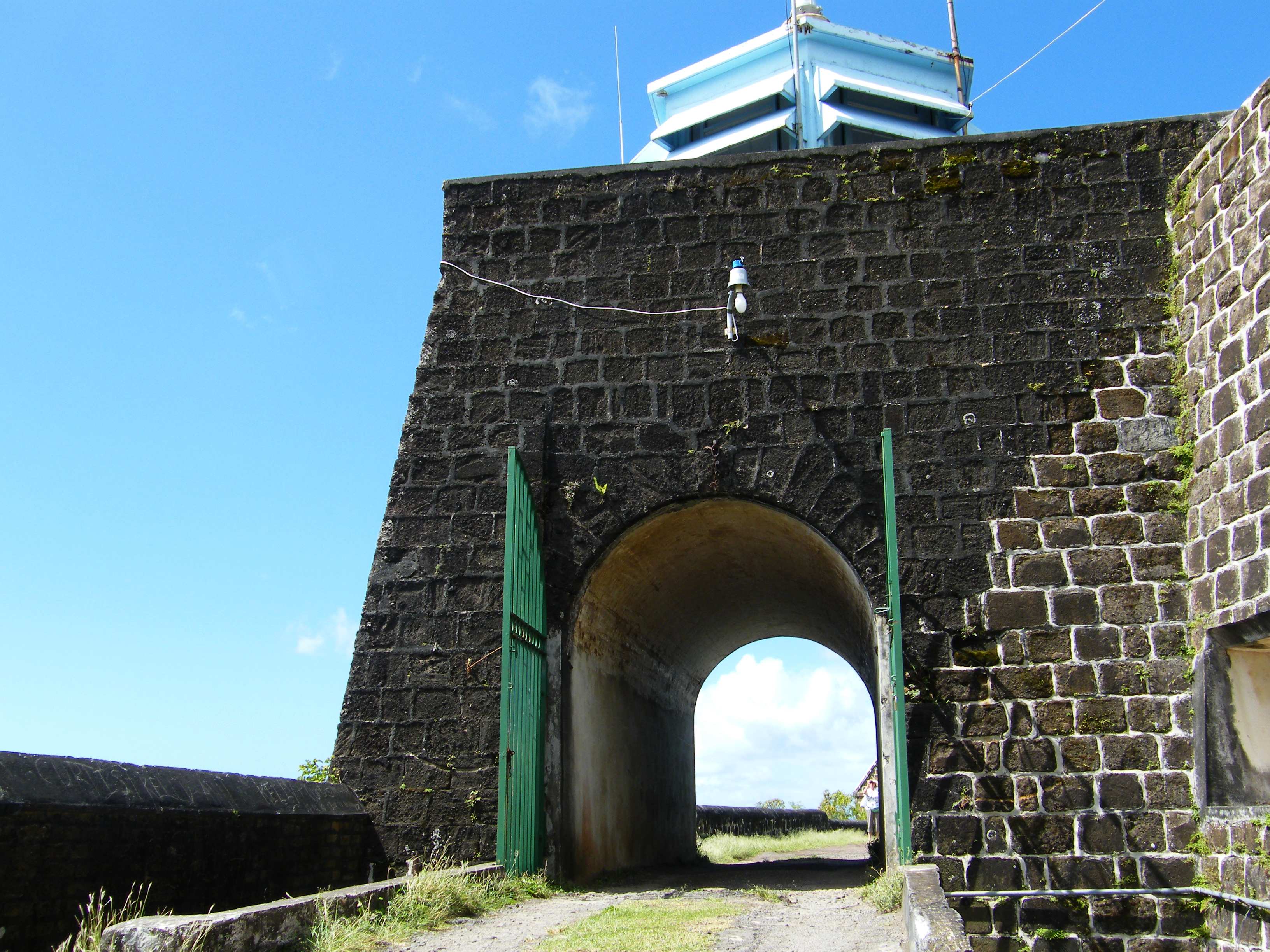 Mächtiges Eingangstor vom Fort Charlotte in Kingstown, Insel St. Vincent