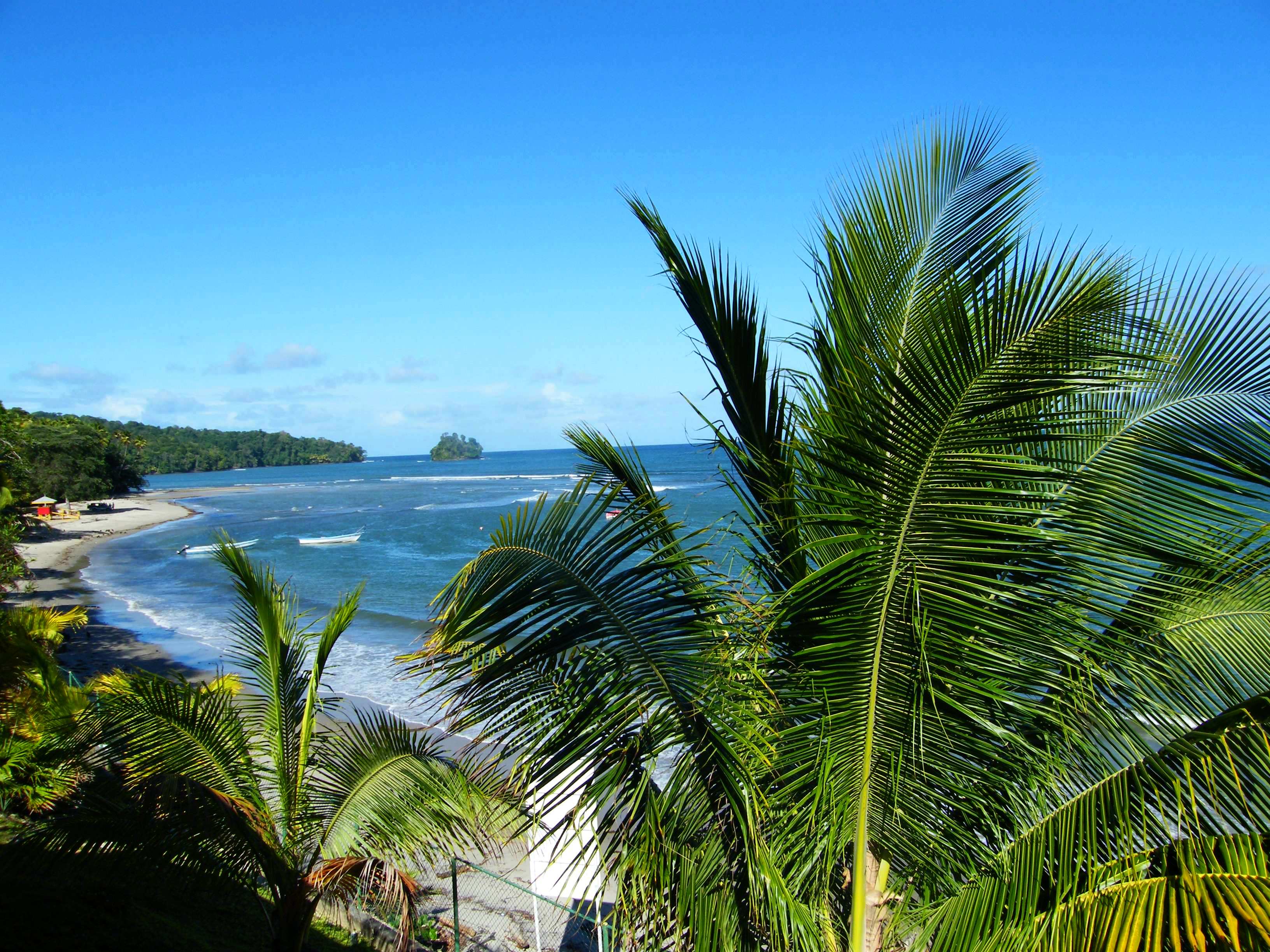 Menschenleerer Strand  in der Salybia Bay im Nordosten der Insel Trinidad