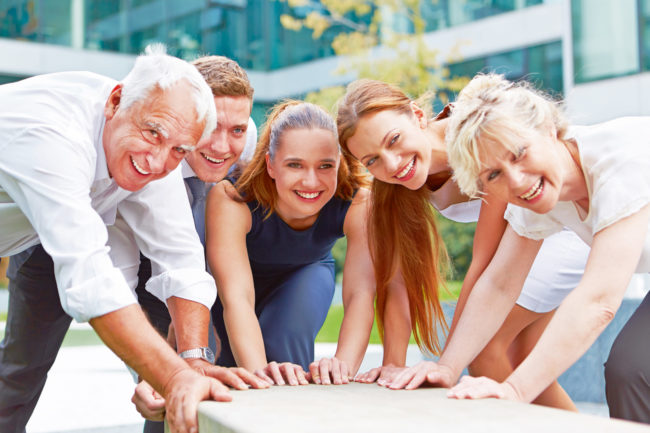 Glückliches Business Team bei erfolgreicher gemeinsamer Zusammenarbeit