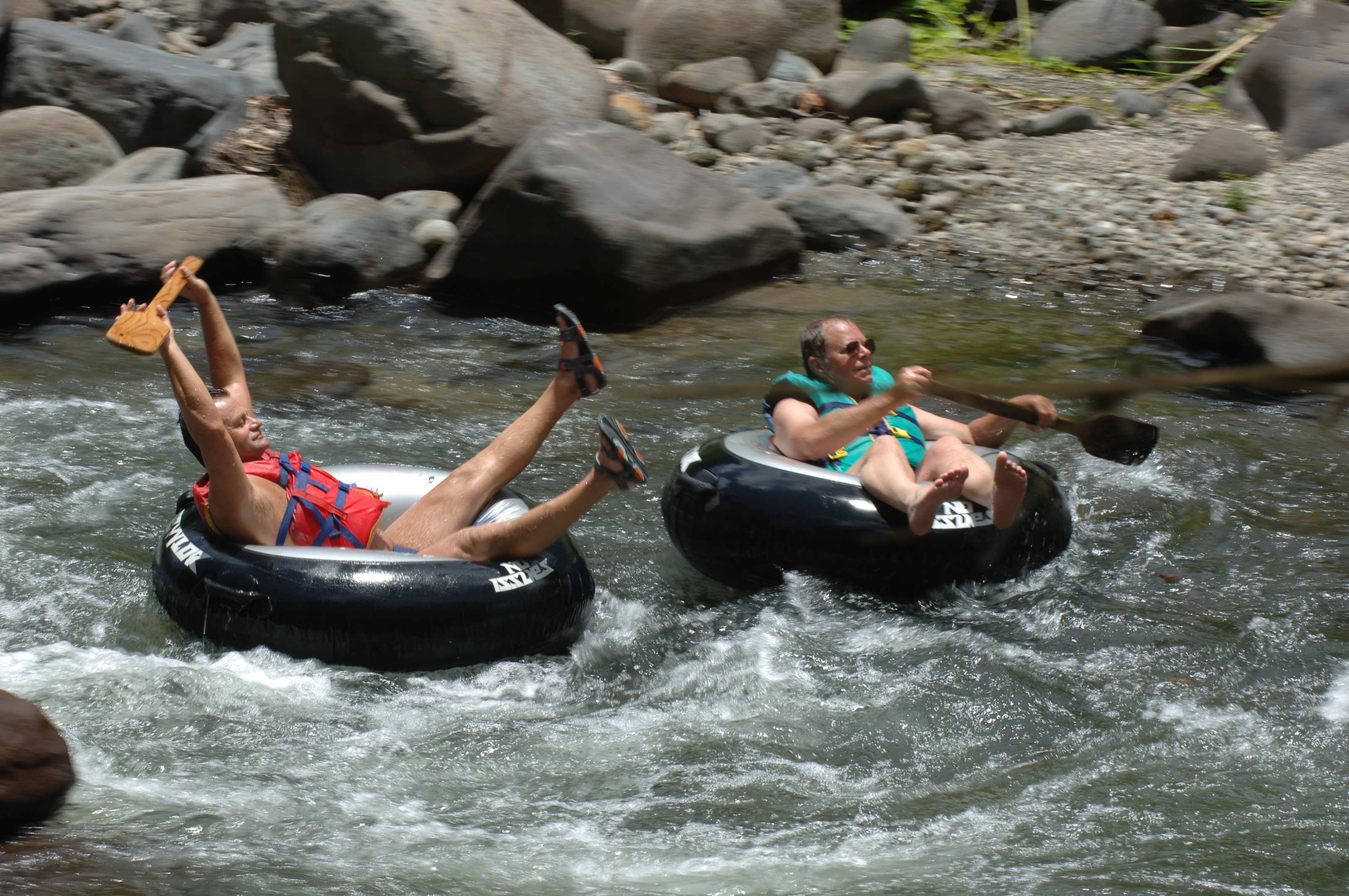 Spaß beim Rivertubing auf einem der Inselflüsse