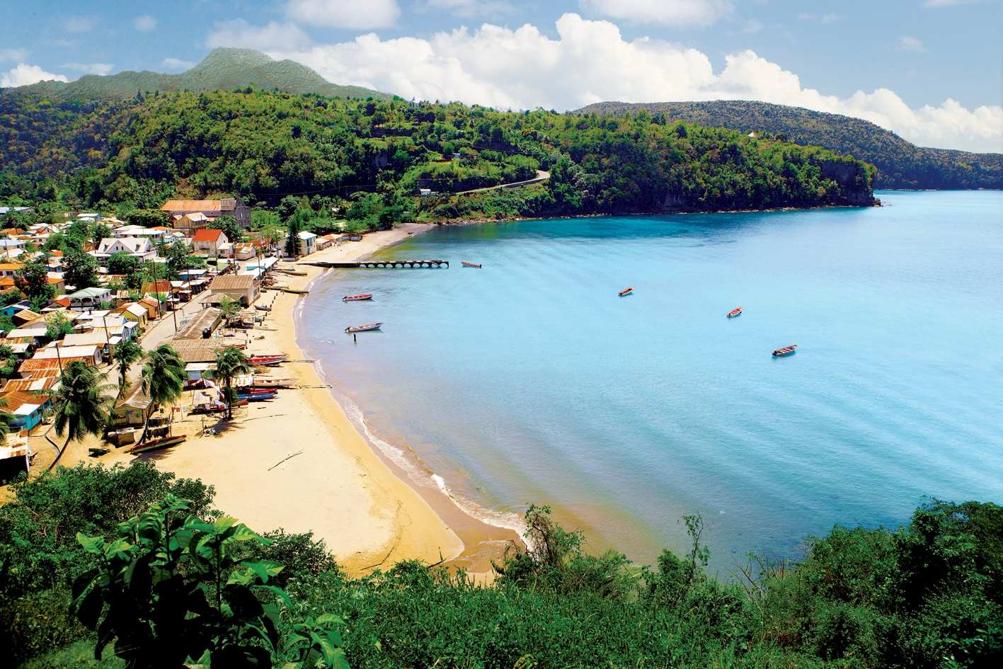 Blick auf die Bucht von Anse La Raye, ein hübsches Fischerdorf in St. Lucia