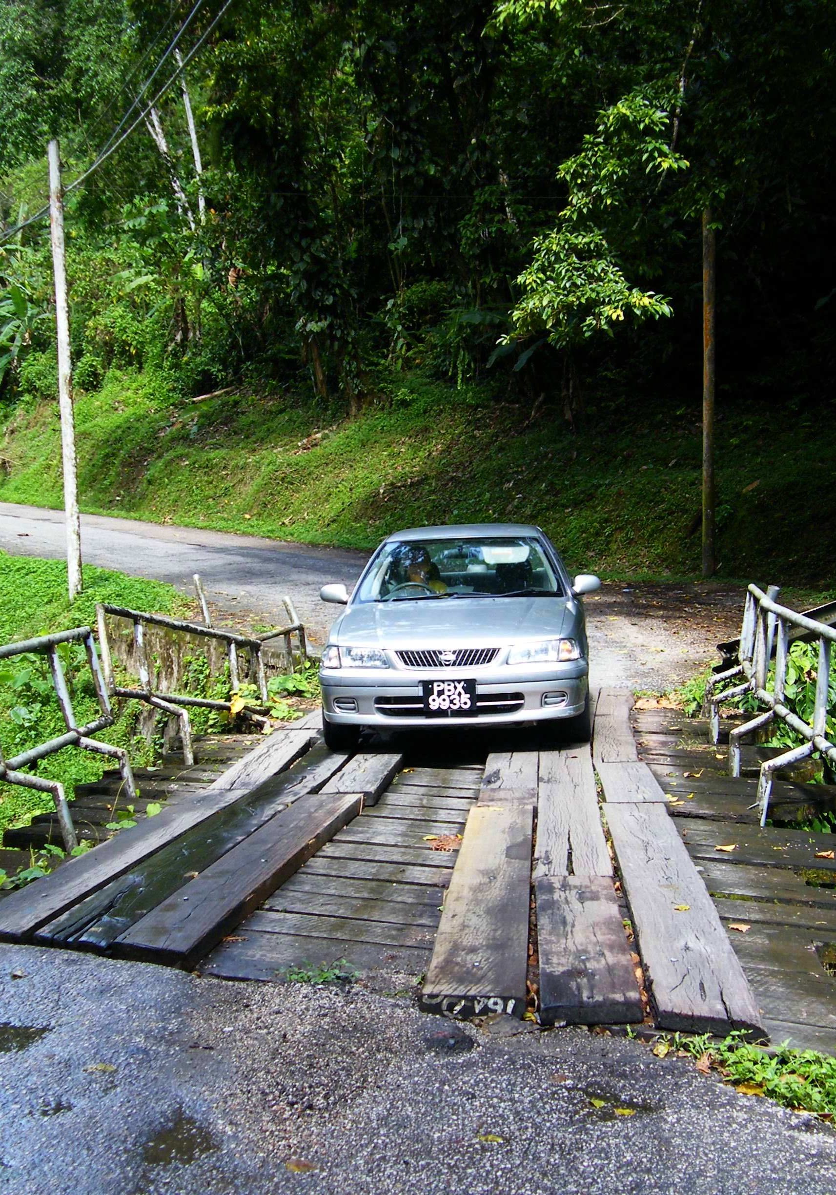 Abenteuerliche Fahrt über eine Brücke in Trinidad