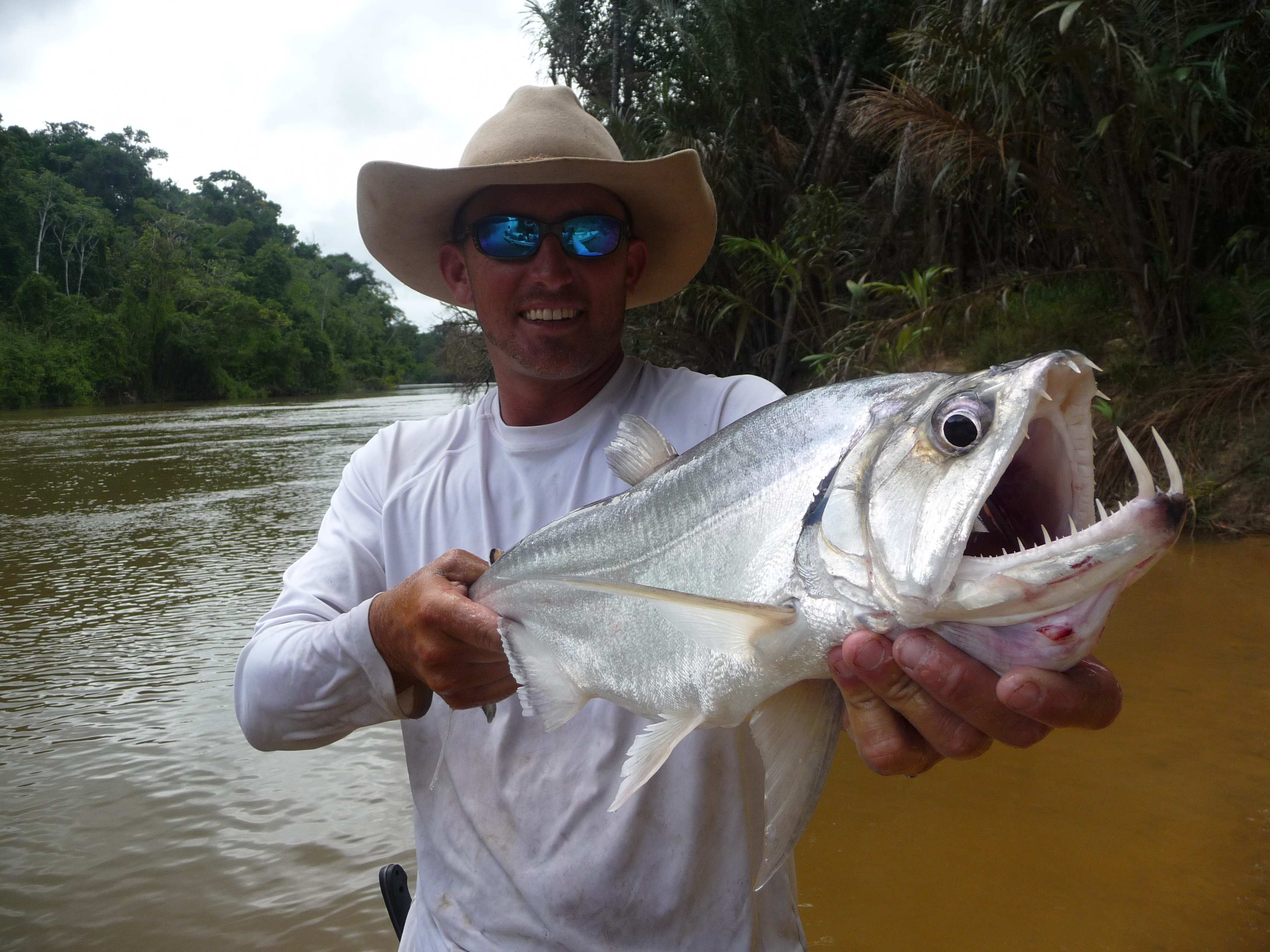Angelsport und Fischen in einem der vielen Flüsse in Guyana