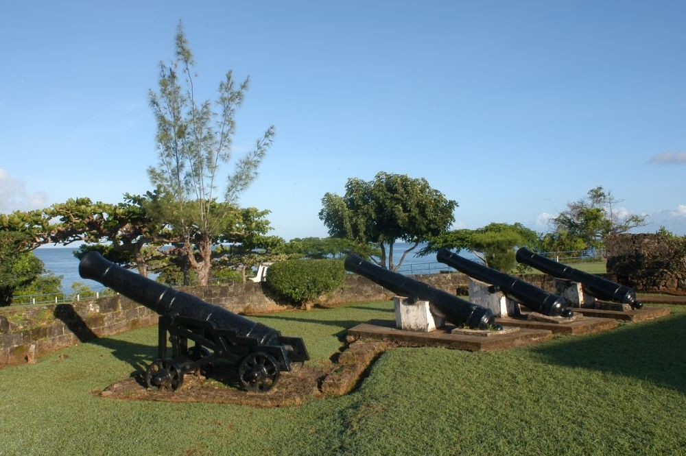 Aufgereihte Kanonen im Fort King George, Insel Tobago