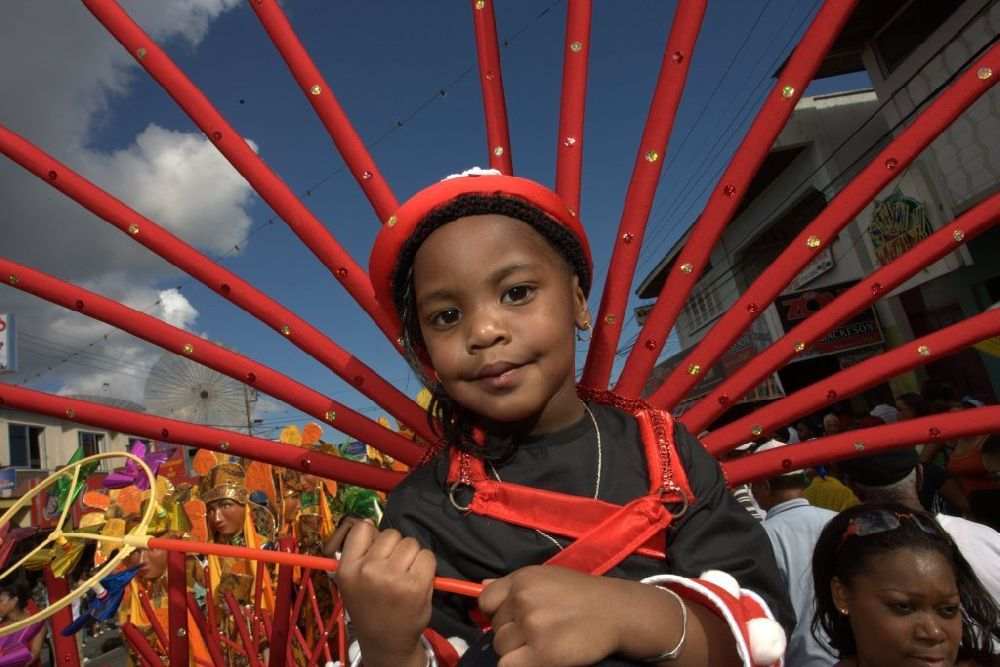 Kind im Karnevalskostüm in Trinidad & Tobago