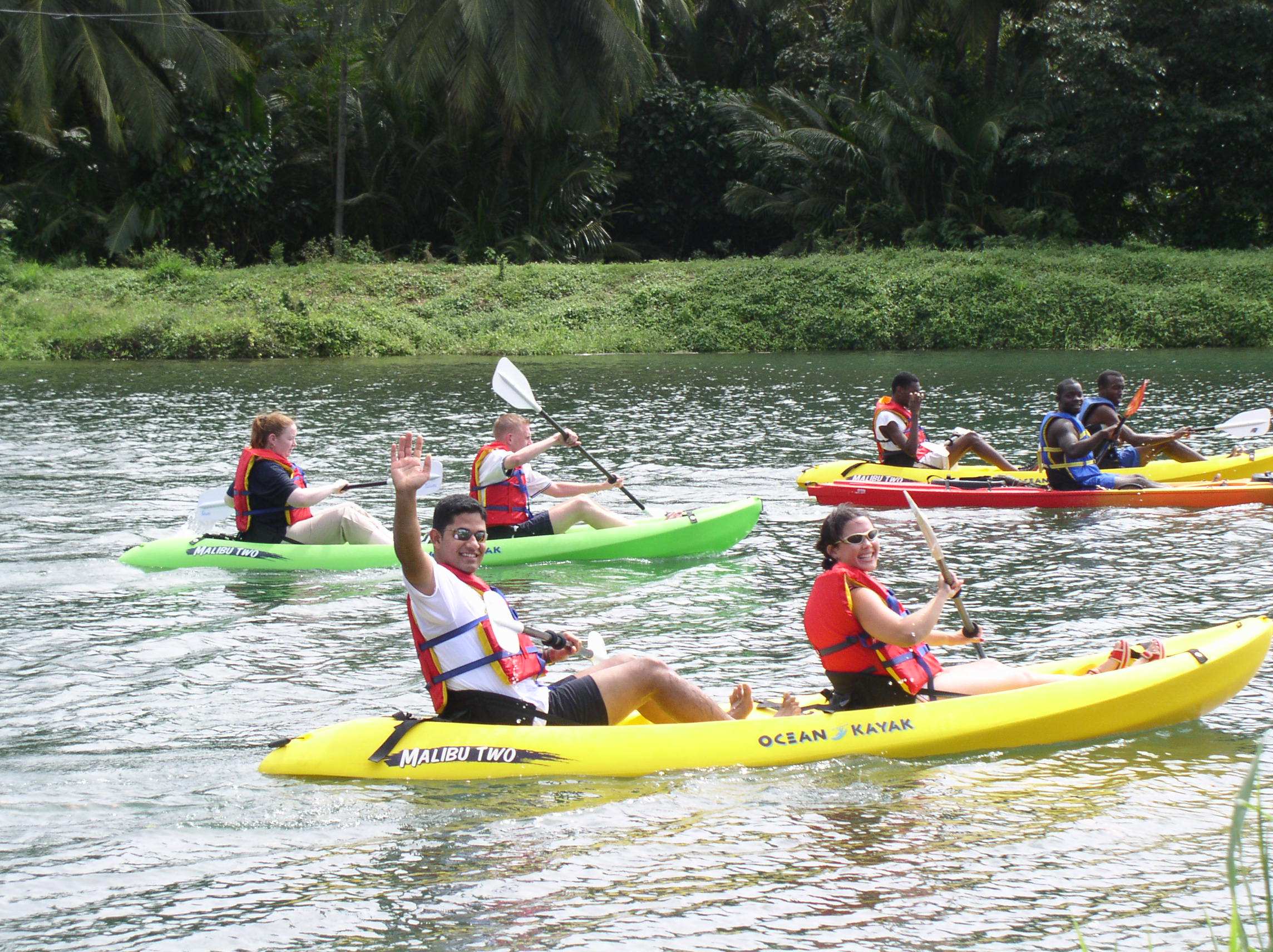 Spaß beim Rivertubing auf einem der Inselflüsse