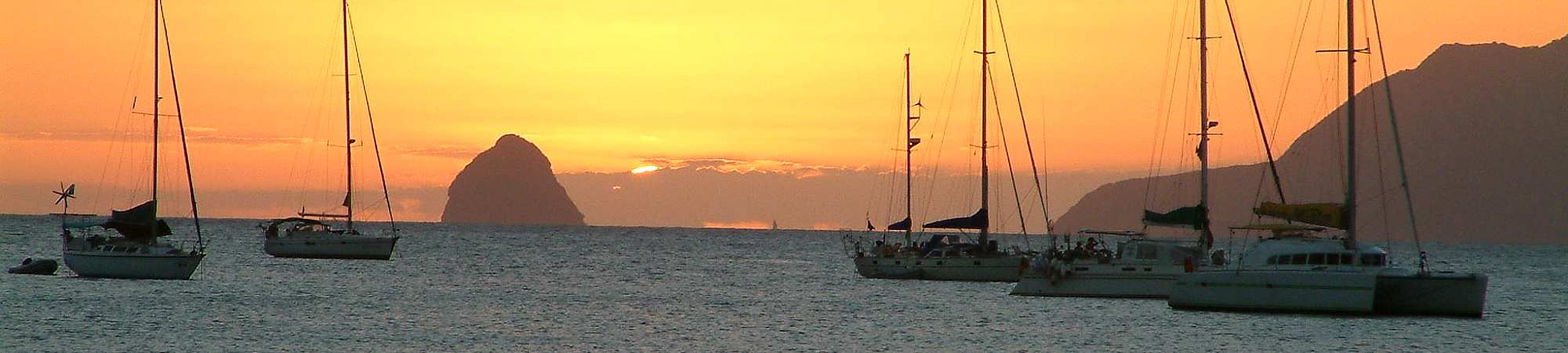 Segeljchten und Rocher du Diamant vor Sonneuntergang