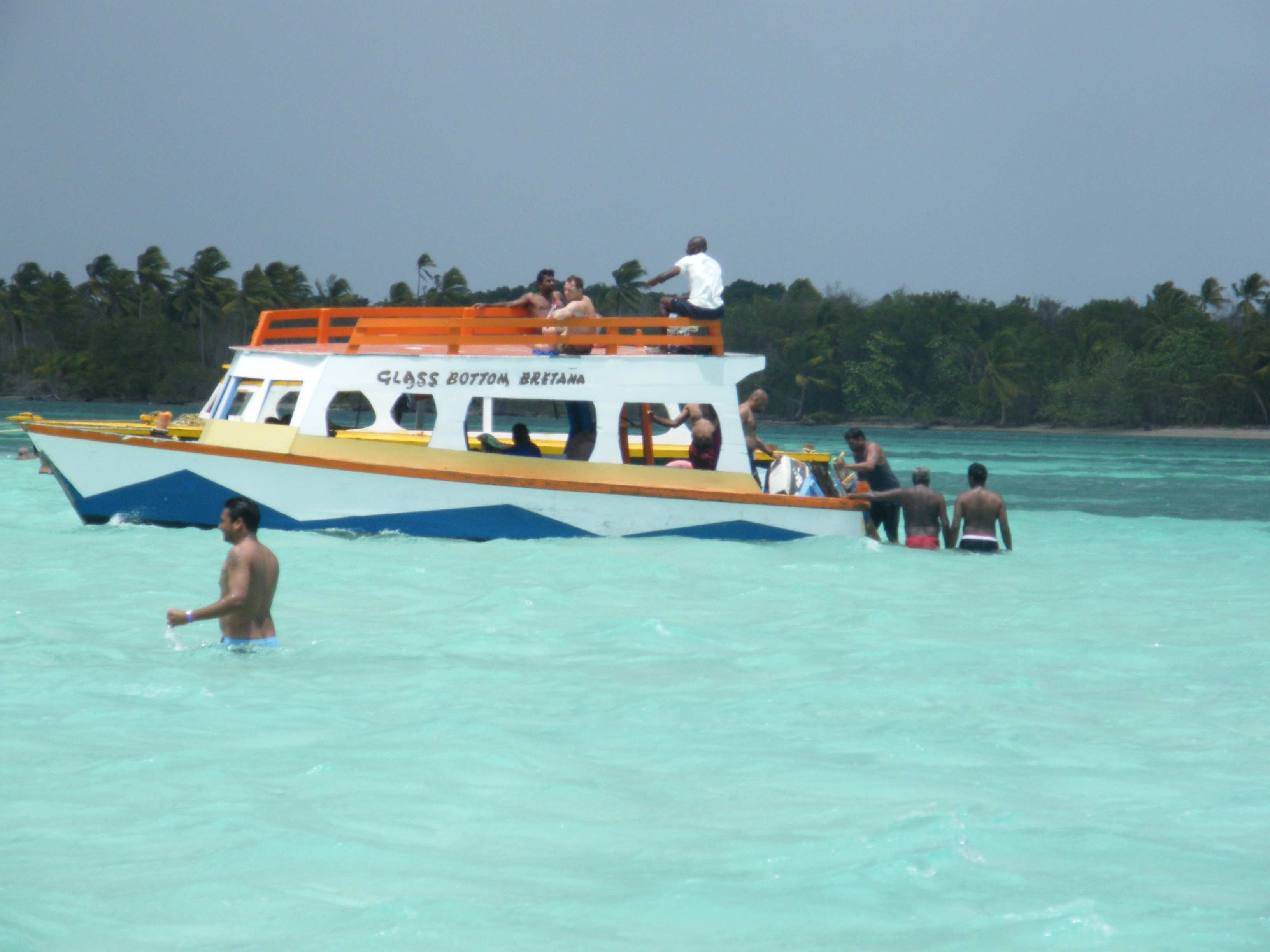 Mit dem Glasbodenboot am türkisfarbenen Nylon Pool im Meer, Tobago