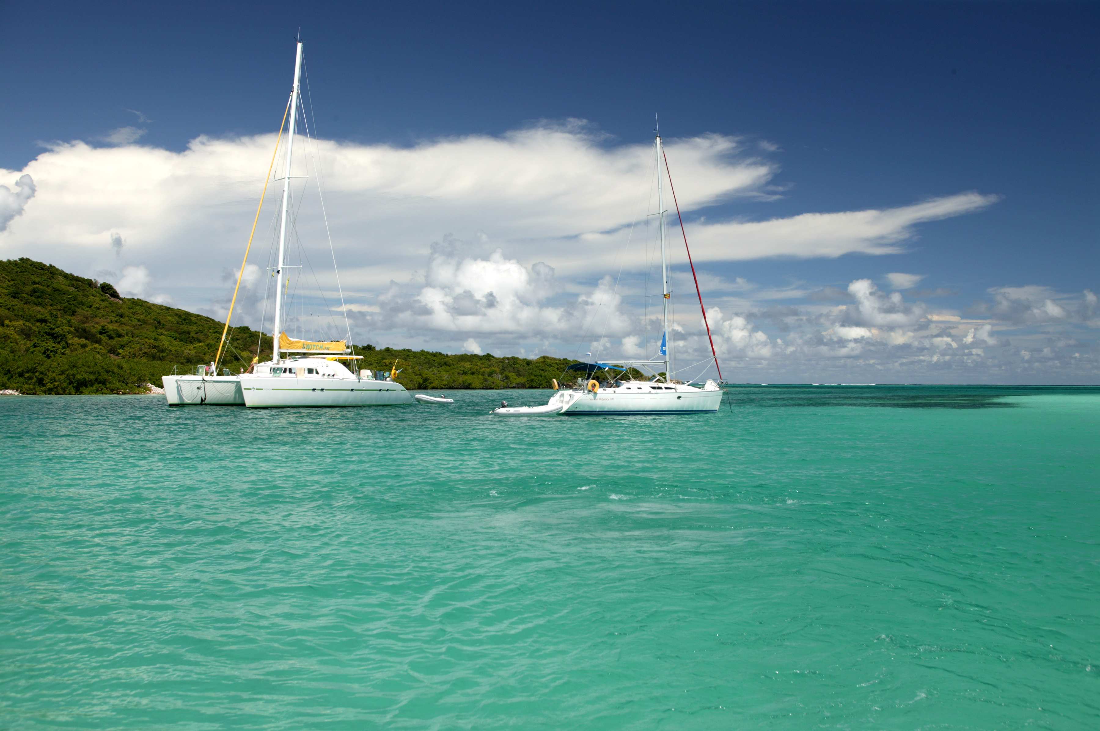 Segeln im türkisblauen Wasser im Natuschutzpark Tobago Cays, Grenadine Islands