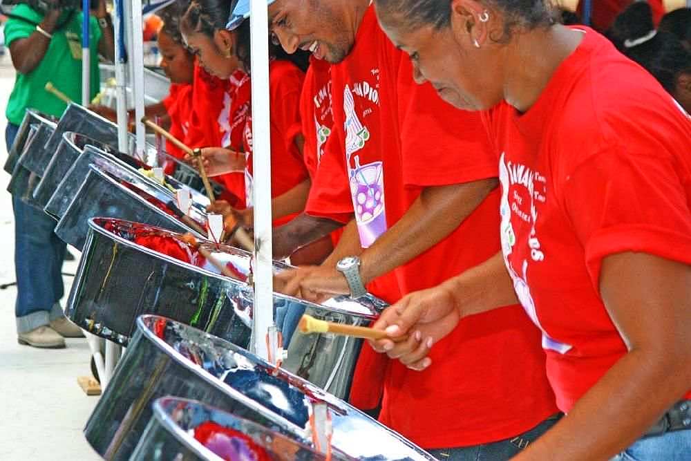 Steelpan-Band probt auf der Insel Trinidad
